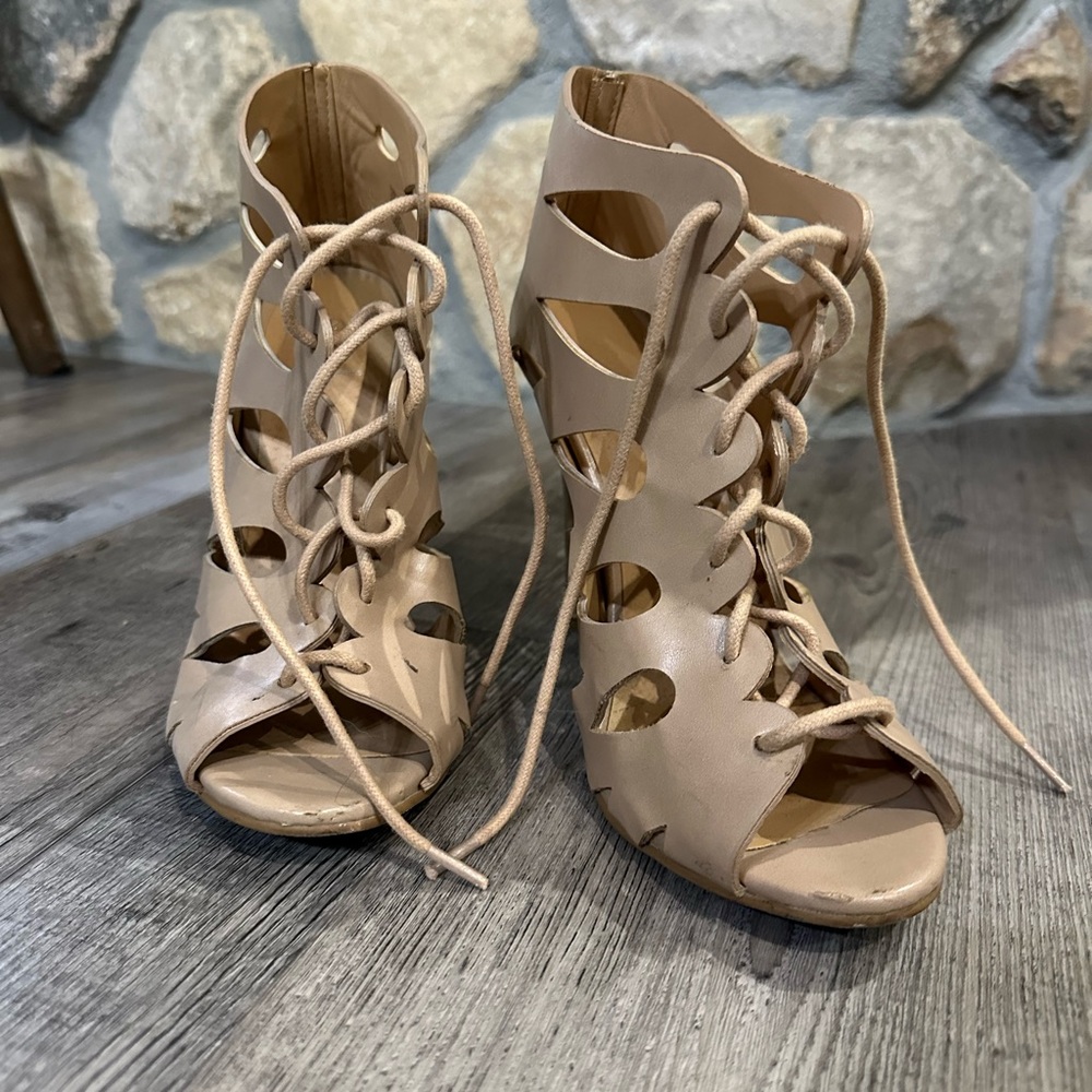 Nude patent leather shoes